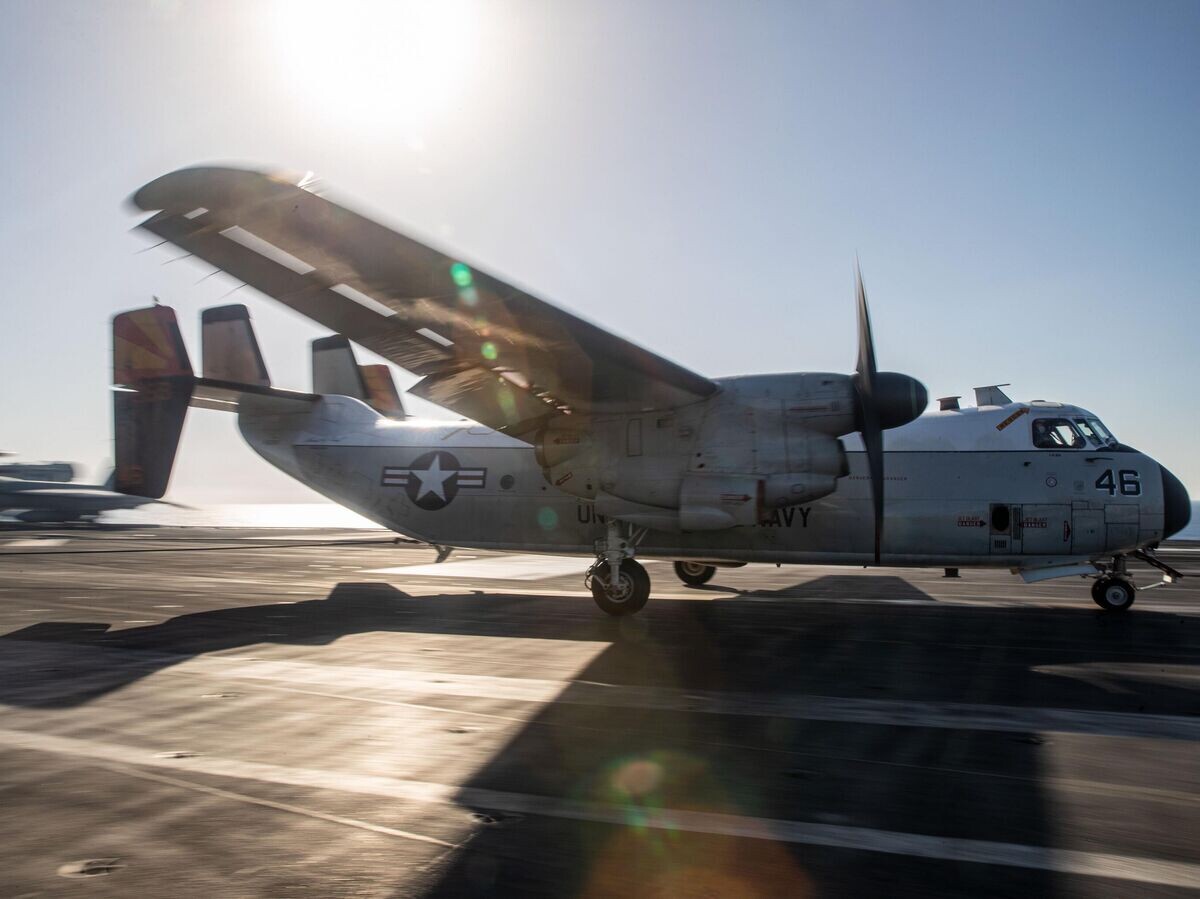    Американский военно-транспортный самолет C-2A Greyhound на палубе авианосца USS Gerald R. Ford в восточной части Средиземного моря© Фото : U.S. Navy / Petty Officer 3rd Class Simon Pike