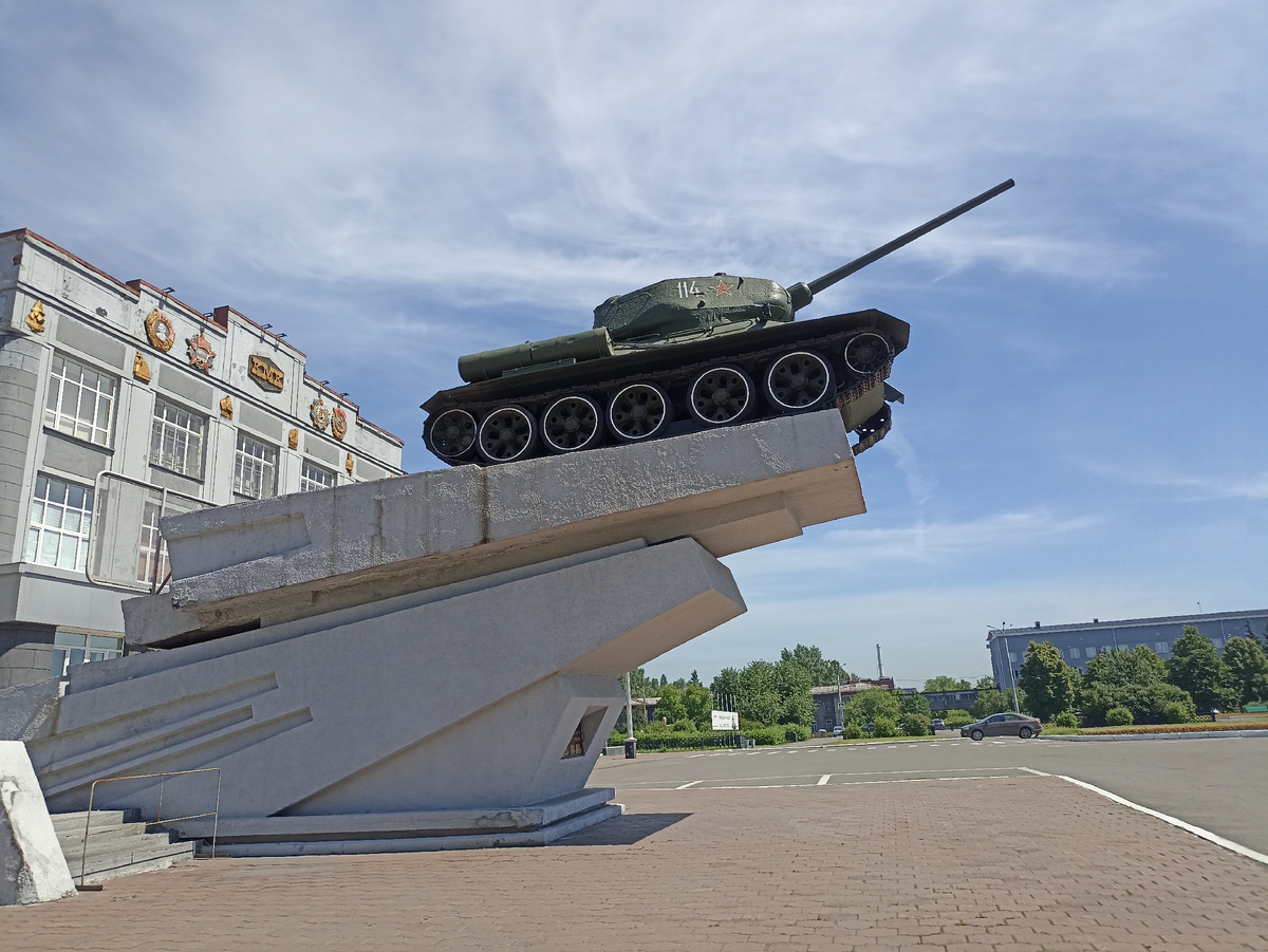 г. Новокузнецк. Площадь Побед. Танк Т-34, который принимал участие в военных действиях, до сих пор в рабочем состоянии. Участвует в параде на 9 мая.