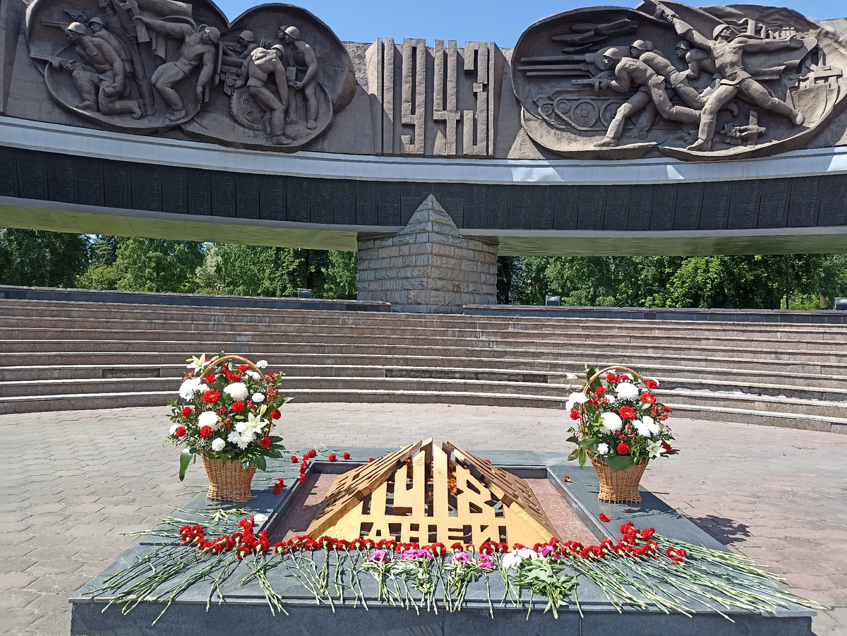 Музей находится в этом полукруге, вход с обратной стороны лестницы.