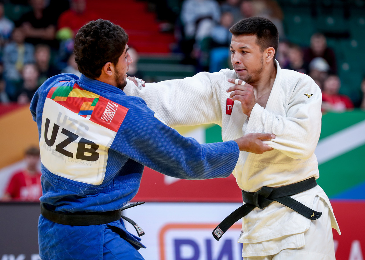 Нияз Билалов в белом.