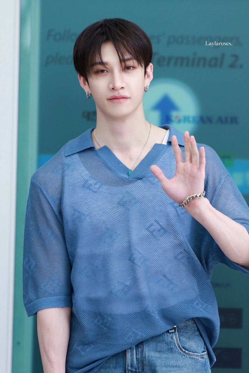 Машет нам, такой красавчек 😍