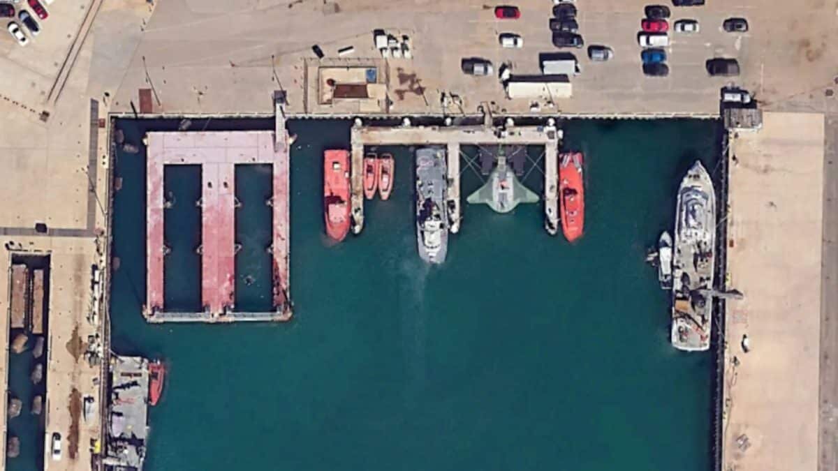     Роботизированный подводный аппарат Manta Ray на военно-морской базе Порт-Уэнеме в Калифорнии в ноябре 2023 года / © Google Earth