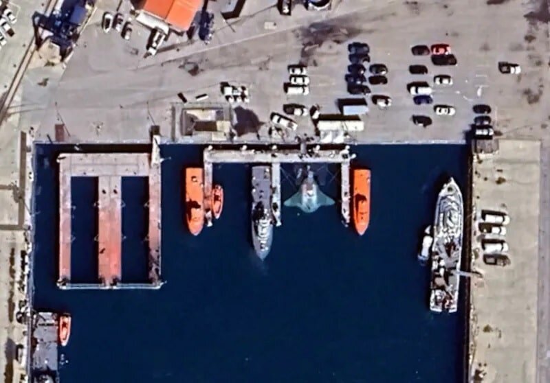    Роботизированный подводный аппарат Manta Ray на военно-морской базе Порт-Уэнеме в Калифорнии в апреле 2024 года / © Google Earth