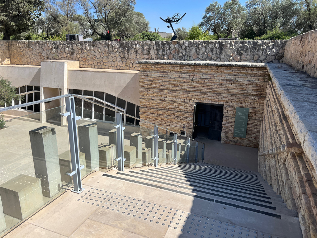 Дом Книги. Экспозиция, где хранятся Кумранские свитки. 