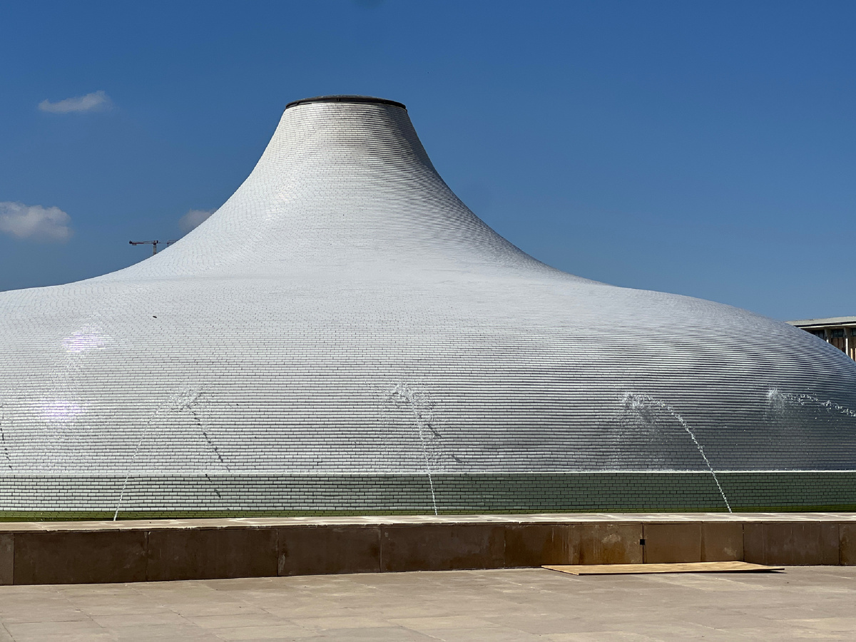 Фонтан на территории променада музея. Внутри него есть тоже музей. 