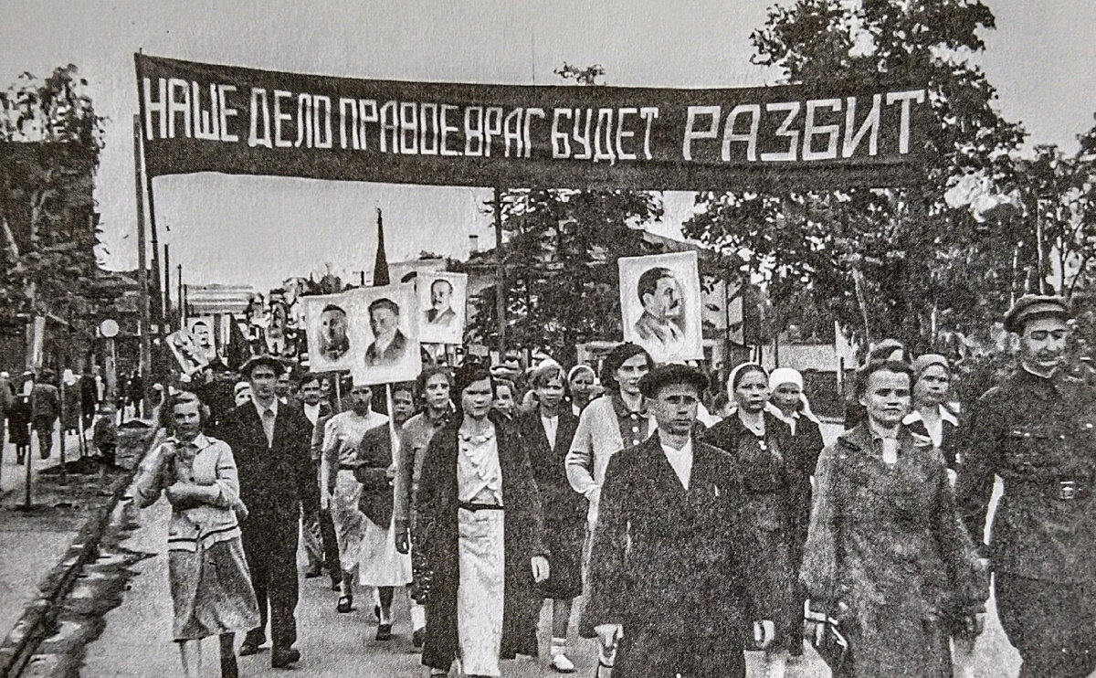 Киров, 23 июня 1941 г. Митинг. Фото Д. Онохина. (Сборник «Город ковавший Победу», Киров 2012 г.)