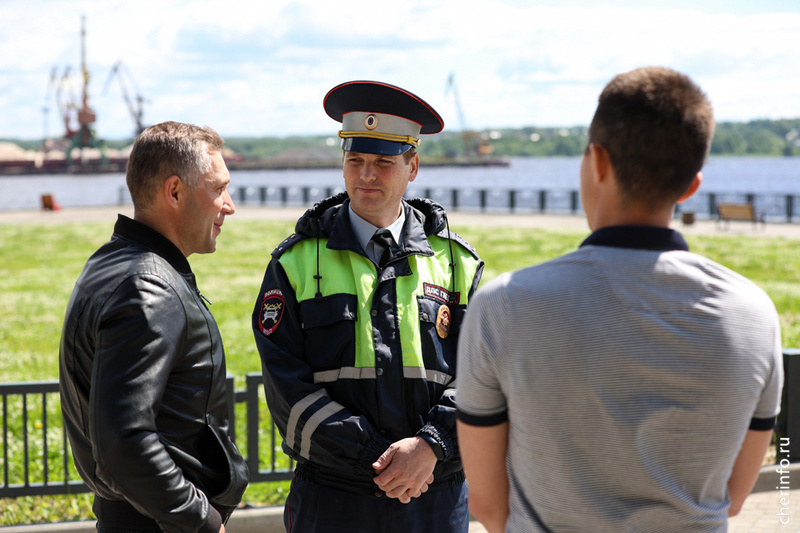    Во всех парках и скверах города взятые напрокат электросамокаты блокируются автоматически
