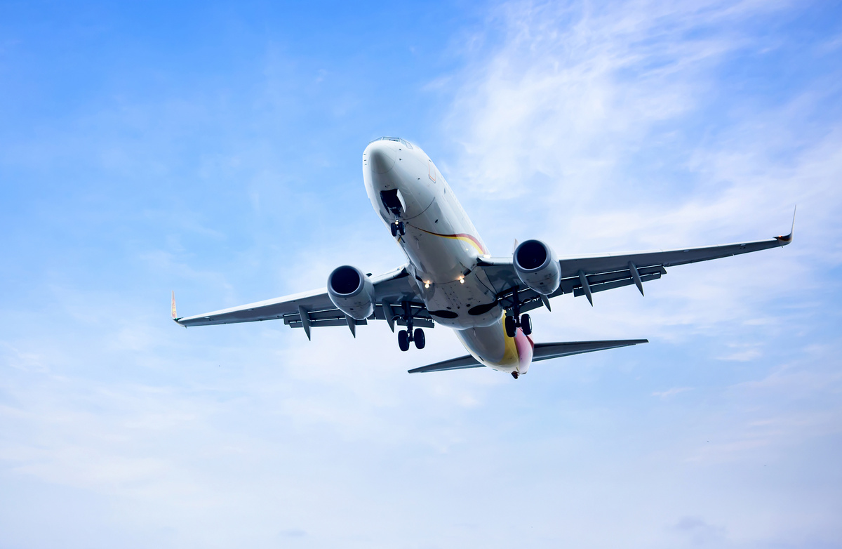 С начала 2024 года билеты на самолёт в эконом-класс подорожали на 20%, сообщает Ассоциация туроператоров в своём телеграм-канале.