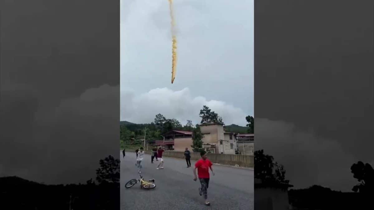    Первая ступень ракеты «Чанчжэн-2С» падает на Землю / © The Launch Pad