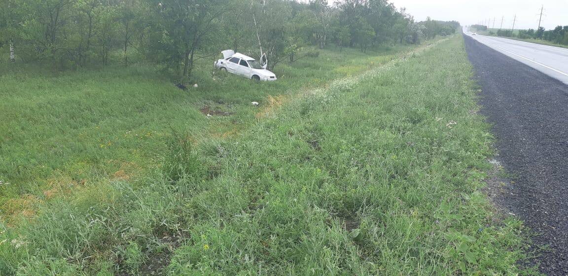  📷    Под Бузулуком ВАЗ слетел в кювет. Один человек погиб, еще двое пострадали Кристина Просвиркина
