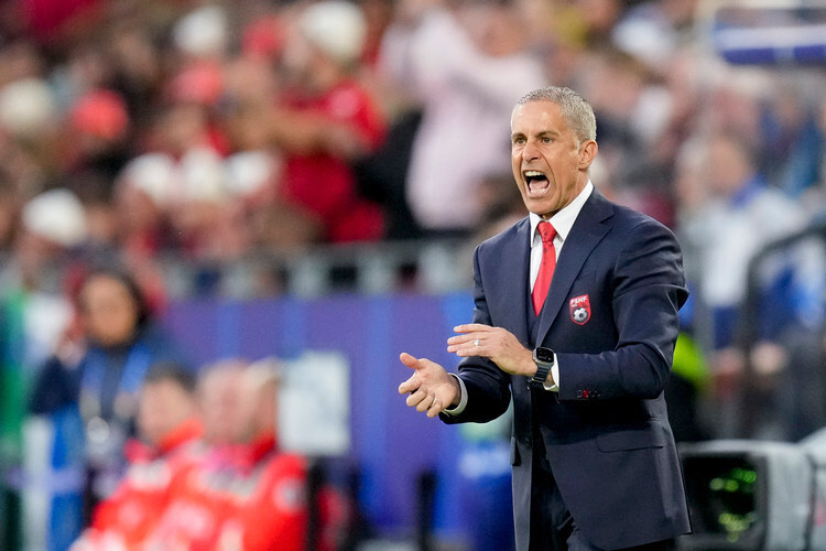    Главный тренер Силвиньо вообще не стал отвечать на вопрос о Мирлинде, отметив, что все его мысли — о предстоящей игре с Испанией.   
Фото: Alex Gottschalk/Defodi Images, globallookpress.com