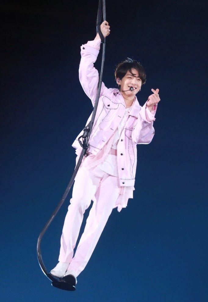 Чонгук теперь  так же умеет летать ...