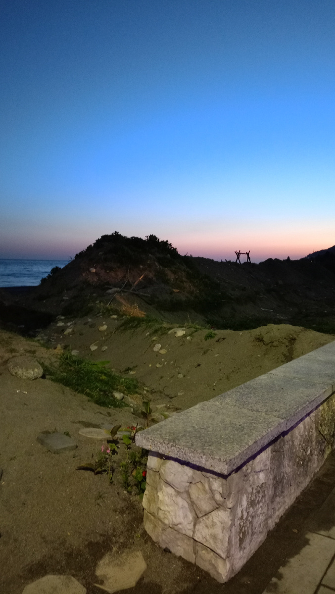 Возможно власти города считают, что это придаëт шарма и экзотики пляжам