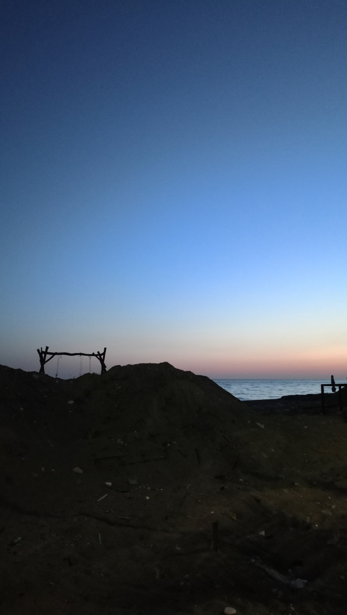 В темноте вечера ( особенно на фото) может и придаëт😄. Но днëм на этих пляжах конечно мешает