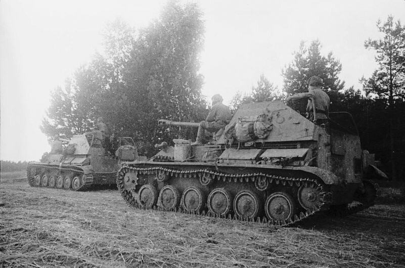    Самоходки СУ-76 957-го отдельного самоходного артиллерийского Запорожского Краснознаменного полка на марше.  На фото самоходка лейтенанта И.П. Шаткина. В войсках эти самоходки называли «Голозадый Фердинанд» за сходство формы с одноименной немецкой самоходкрй и отсутствие брони сзади. Последнее делало экипаж весьма уязвимым при близких перелетах снарядов и мин противника (эту черту советские конструкторы позаимствовали у ряда немецких самоходок) / © Борис Вдовенко