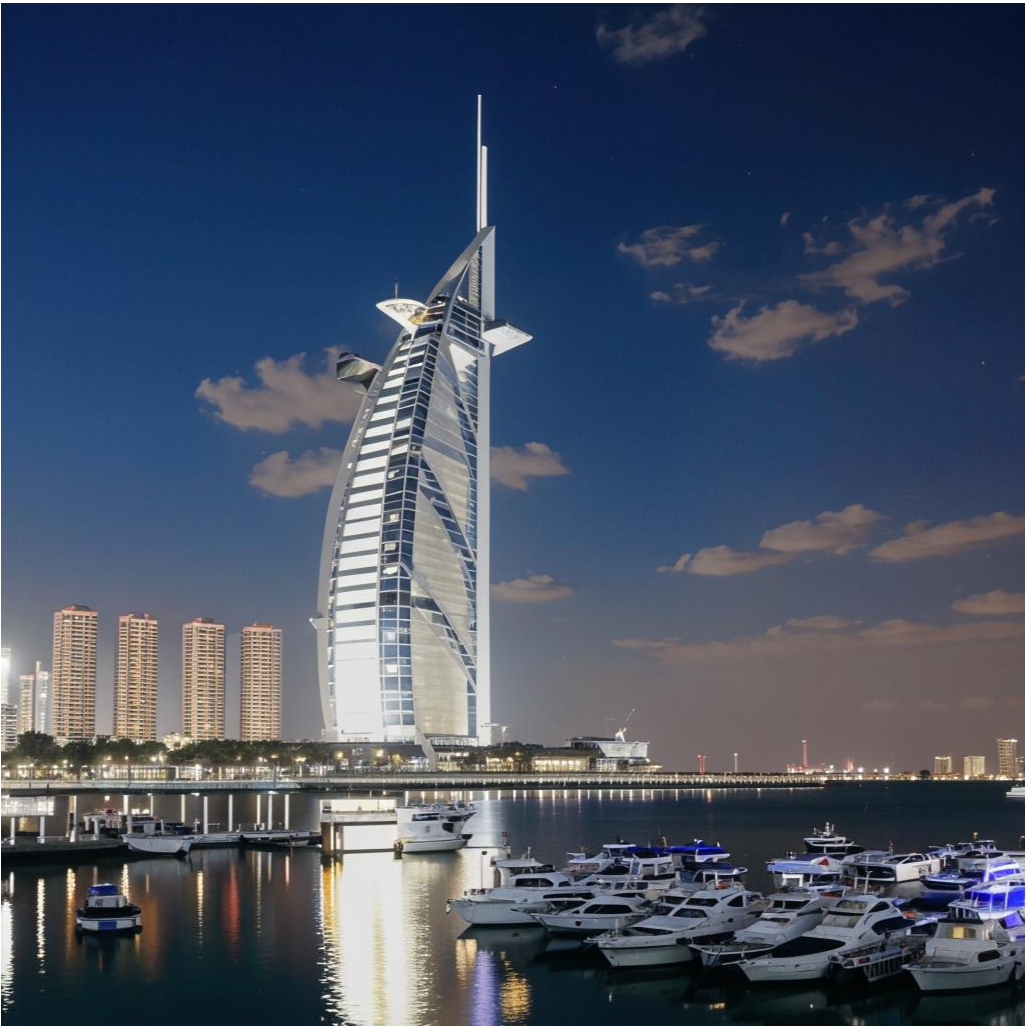 Иконический отель Burj Al Arab, возвышающийся над морем