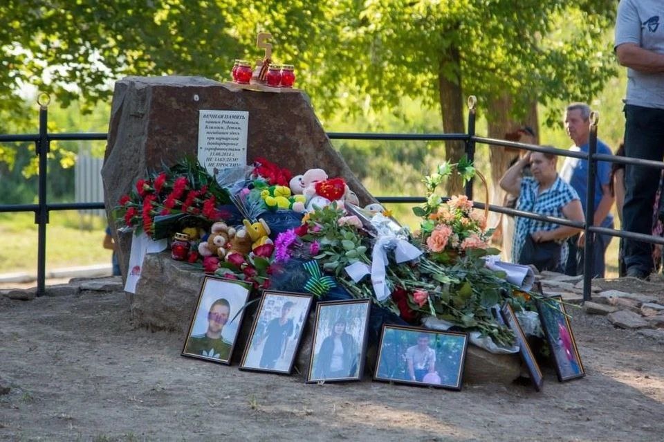   Почти 10 лет назад, 13 августа 2014-го года ВСУ с воздуха бомбили город и детский пляж в Зугрэсе ДНР   ▪️Тогда было украинскими ракетами было убито 13 человек, в том числе 3 детей.