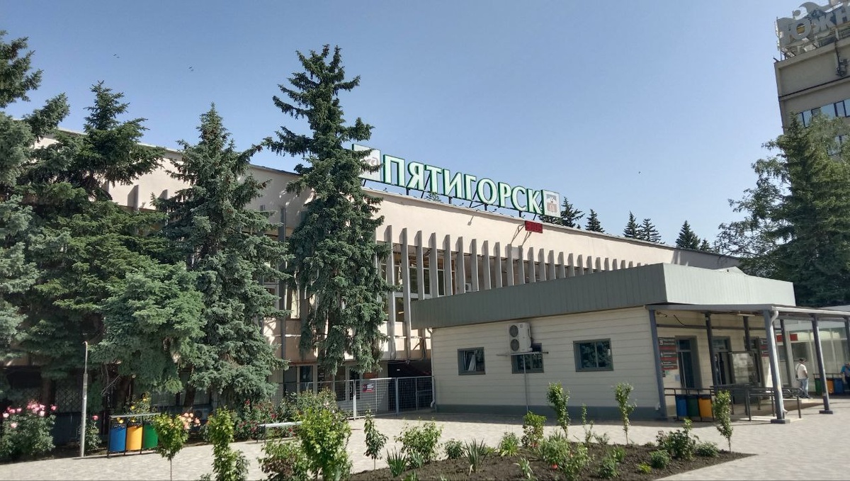 Здание вокзала простое