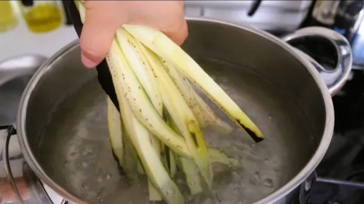 В кипящую воду кладем баклажаны! Боже как вкусно. Вот что надо готовить летом. Очень простой рецепт