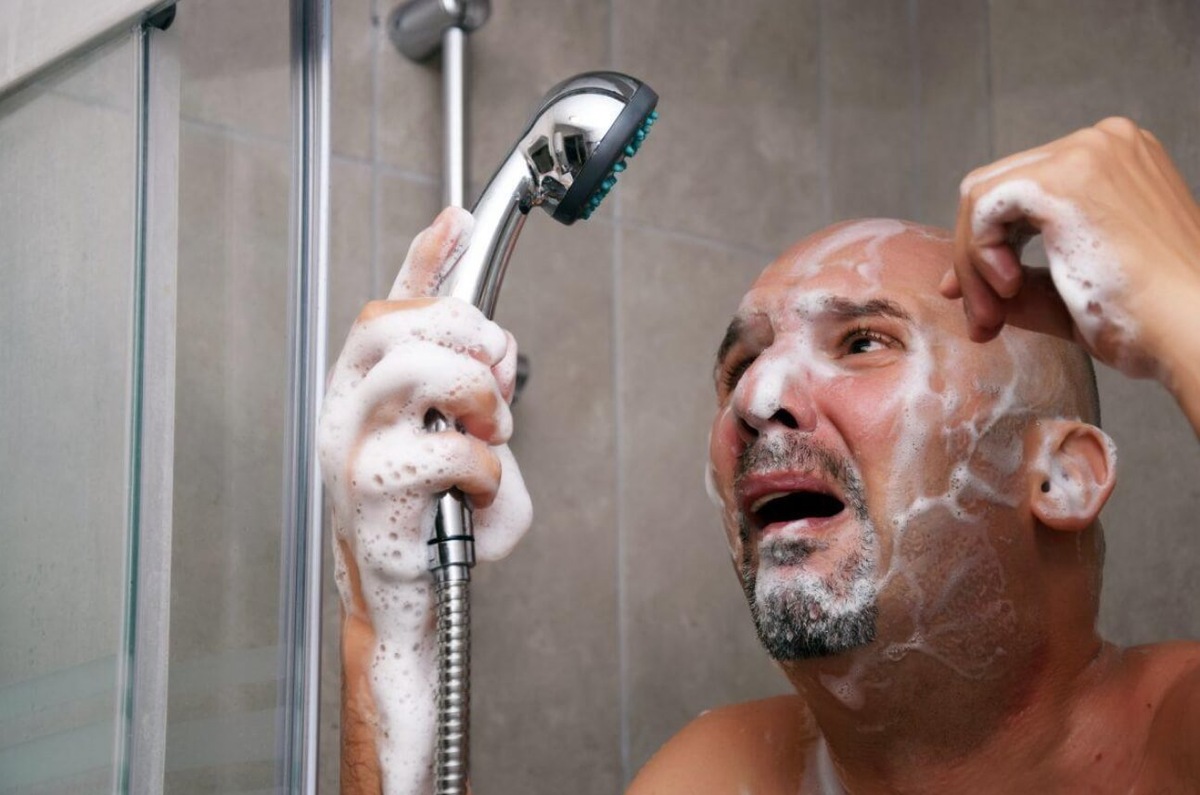    Горячая вода в России заключается каждый год, и этому есть весомые причины. Источник: zebra-tv.ru