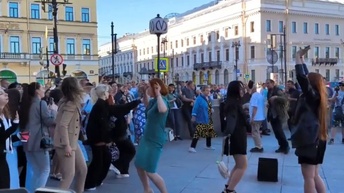 Петербургские уличные танцы: у Невского проспекта есть талант создавать настроение