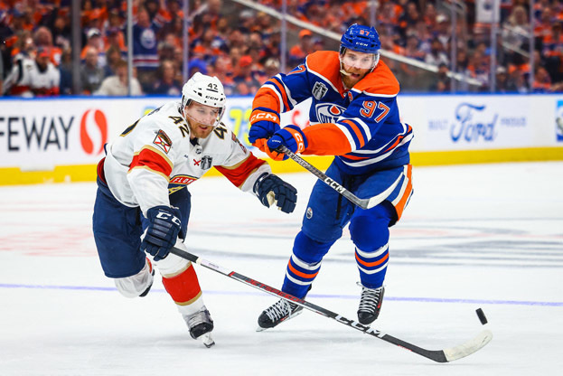    Густав Форслинг и Коннор Макдэвид. USA Today Sports