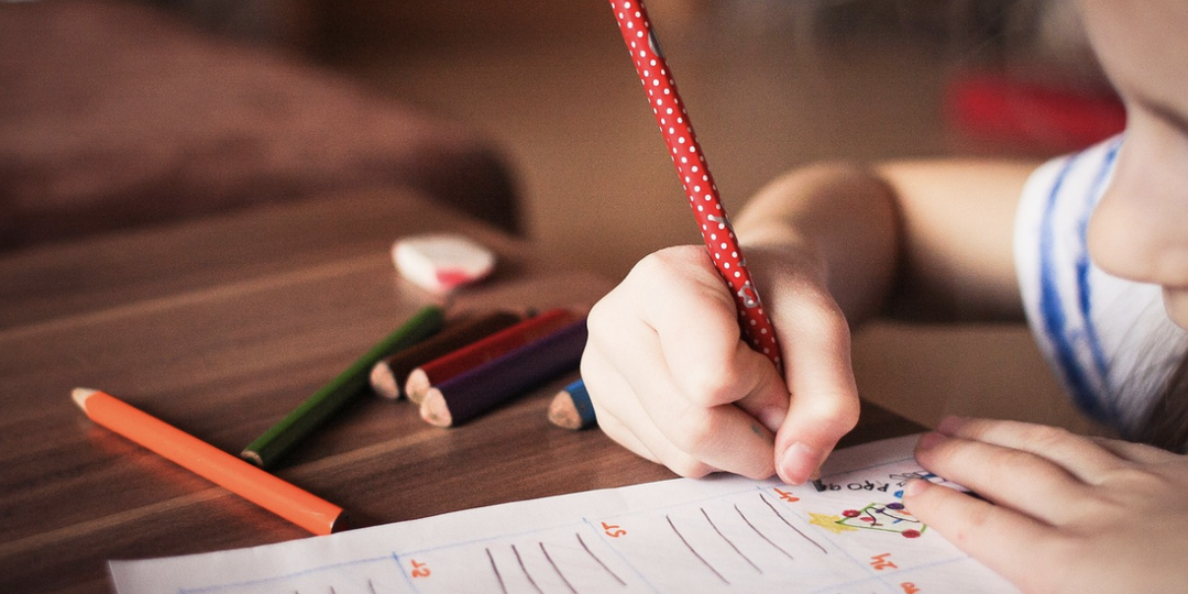 Новая ежегодная выплата работающим родителям с двумя и более детьми. Какие условия для начисления выплаты?