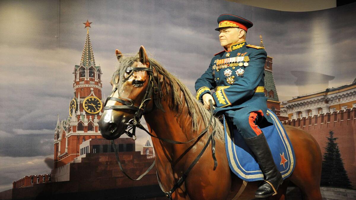 Маршал Георгий Константинович Жуков в парадном мундире на Красной площади. Инсталляция в рамках выставки «Полководцы Победы» в Центральном музее Вооруженных сил РФ. Фото: Игорь Генералов, «Вечерняя Москва»