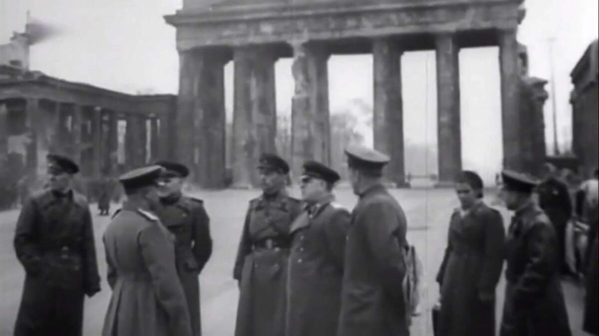 Георгий Константинович Жуков (в центре) с членами военного командования осматривает Берлин по завершению штурма. 3 мая 1945 года. Скриншот кадра советской кинохроники.