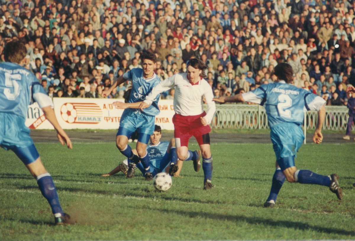 Бело-красный комплект, в котором в 1993 году «КАМАЗ» провёл первые игры на Высшем уровне