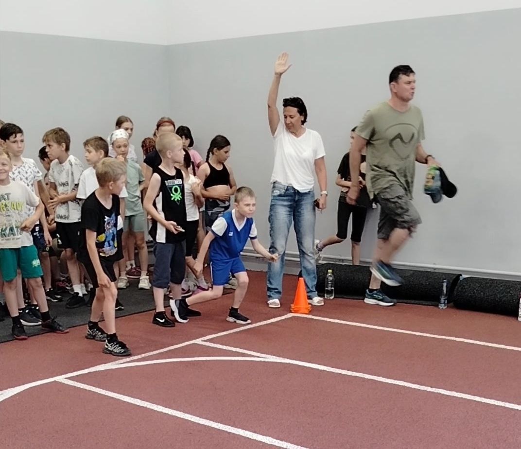 Леша на первых соревноваяниях по ОФП, бег на короткую дистанцию. Леша в синем