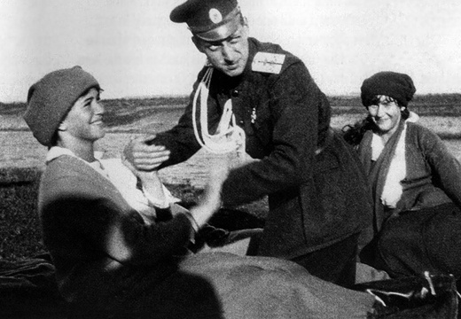 Великий князь Дмитрий Павлович с великими княжнами.