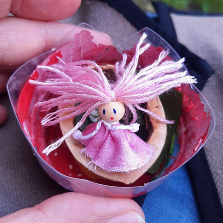 Мы с дочкой были на мероприятии, где сказочница рассказывала детям сказку, и они вместе её разыгрывали с помощью персонажей, ею сделанных. Персонажи выполнены в натуральную величину. Вот такую Дюймовочку мы получили в подарок.