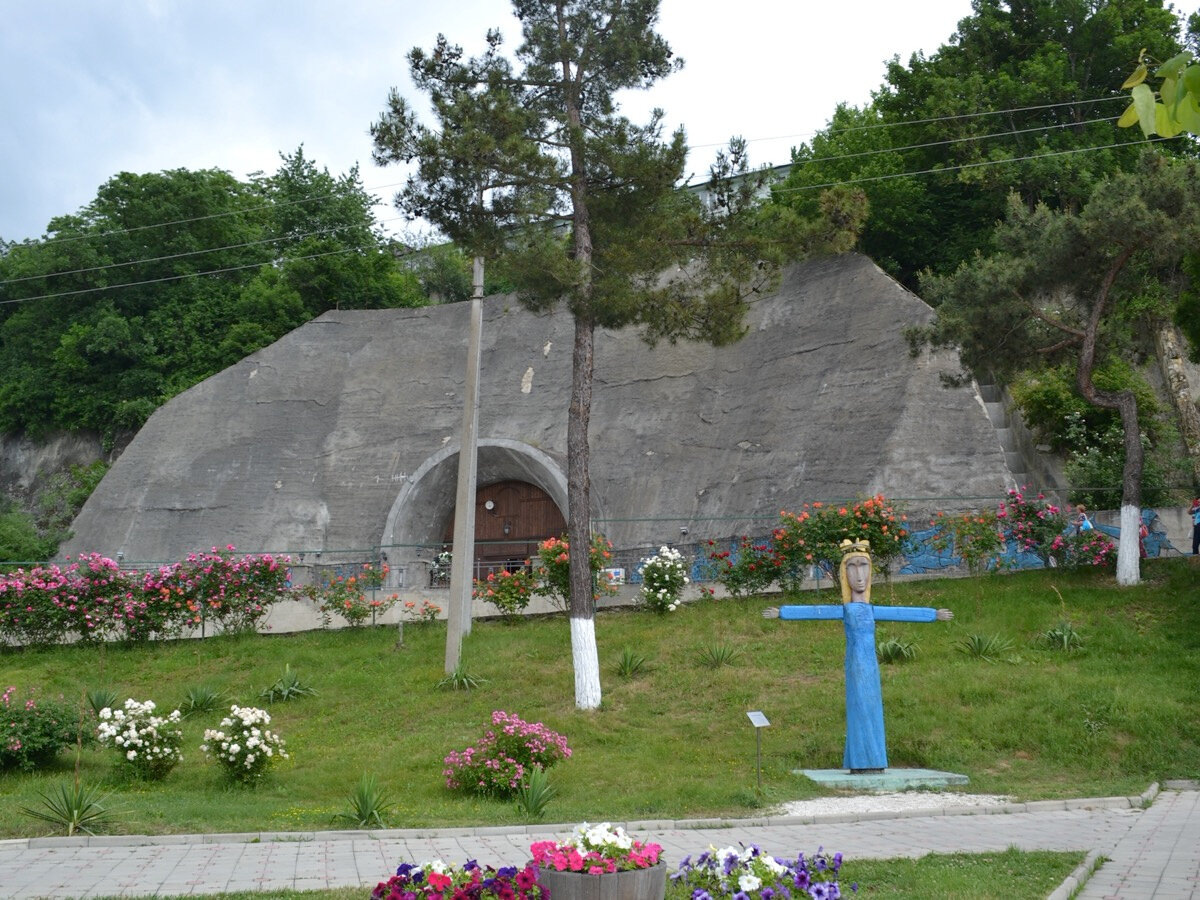 Магазин «Грот» — фирменный магазин в скале от завода «Абрау-Дюрсо»