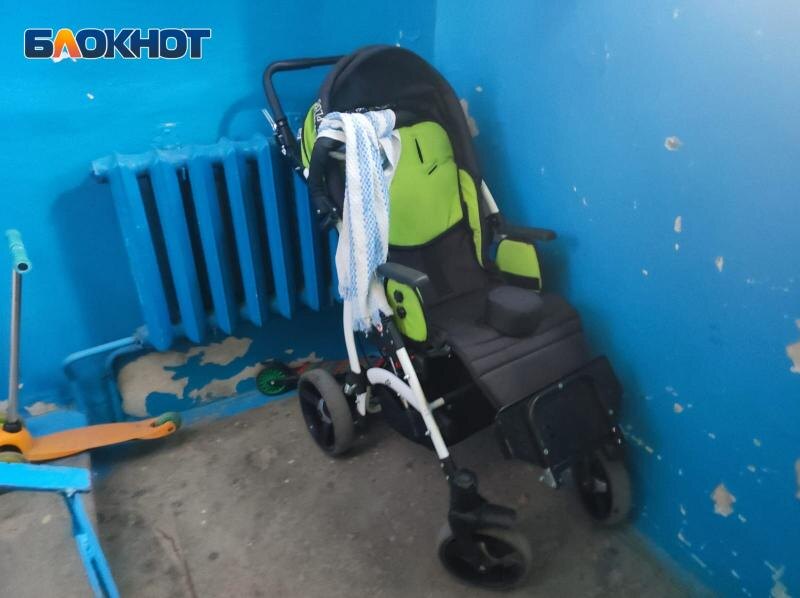    Волжанка полгода не может спокойно искупать своего ребенка с серьезным заболеванием из-за поломки водопровода">   
 Фото: Наталья с сыномФото: Наталья пробует мыть сынаПеремещение малоподвижного ребенка - это всегда огромная физическая нагрузка для родителей, а купание - еще более сложный процесс. Ребенка необходимо поднять и расположить в ванне. Контролировать, чтобы он не навредил себе. Постоянно поддерживать и при этом умудряться одной рукой его вымыть. Задача не из легких. В таком положении создается колоссальное напряжение в мышцах плеч и спины, а когда при этом нет напора воды – задача усложняется вдвойне. Наталье приходится выполнять эти манипуляции несколько раз в день.📷
- Обращаюсь к неравнодушным гражданам, администрации города, управляющей компании с просьбой помочь в сложившейся ситуации. Нужно наладить напор холодной воды. Я уже не знаю, что делать, пожалуйста, помогите, - просит волжанка.   
 
 Видео: обращение НатальиНапомним, что Наталья уже обращалась 20 июня  в редакцию «Блокнот Волжский». Она рассказала, что уже шесть  месяцев не может спокойно искупать своего ребенка с серьезным заболеванием из-за поломки водопровода. Все это время управляющая компания, по словам Наталья, отказывает им в помощи.📷
Ольга Петрова