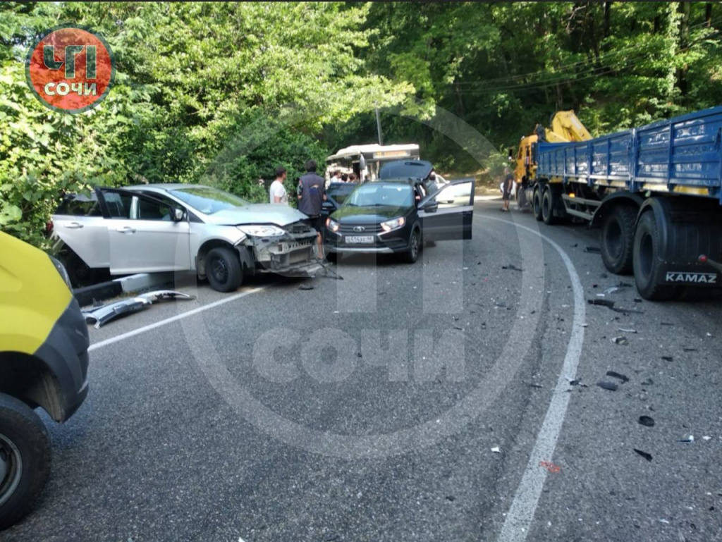 В Сочи массовая авария парализовала движение транспорта, а возле Полтавской  сгорела «Газель» | Утренний Юг | Дзен