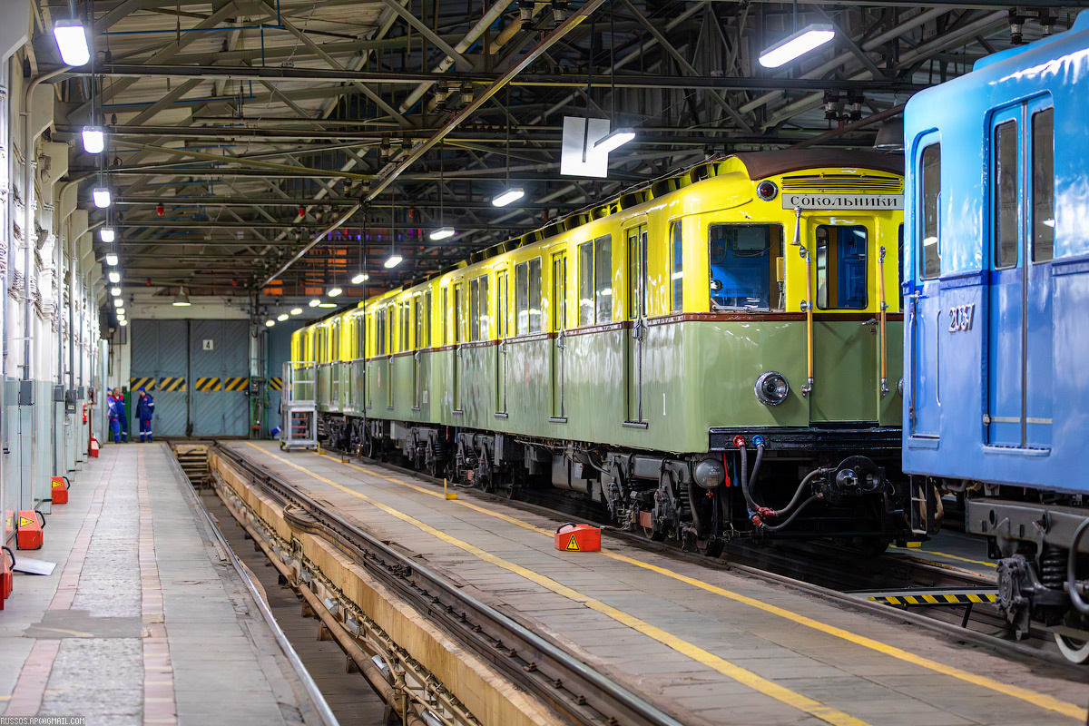 Три исторических вагона типа «А» на которых проходит ночная поездка в метро.