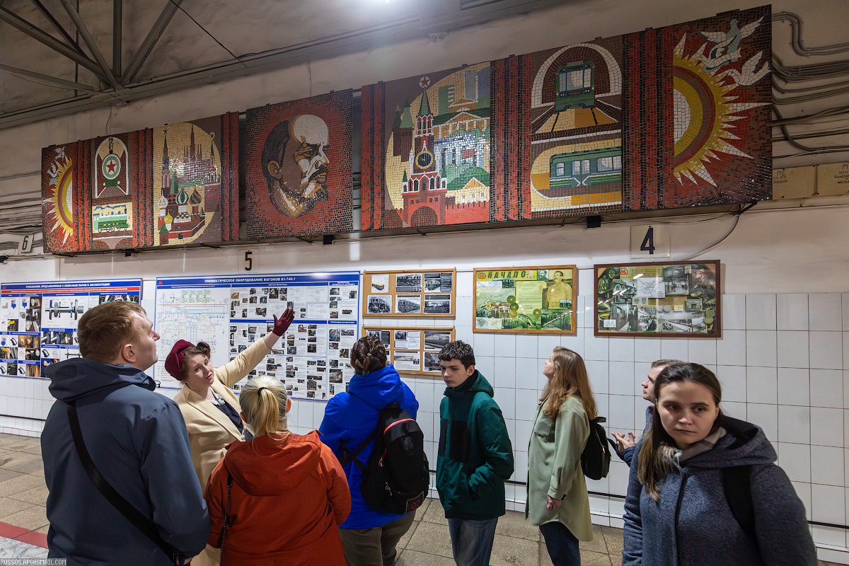 Сбор гостей происходит около вестибюля станции метро «Измайловская», откуда все приходят уже на проходную депо. Проверка документов, инструктаж по ТБ, раздача уникальных карт «Тройка» и начинается экскурсия с истории самого депо, на одной стене которого расположено прекрасное мозаичное панно.