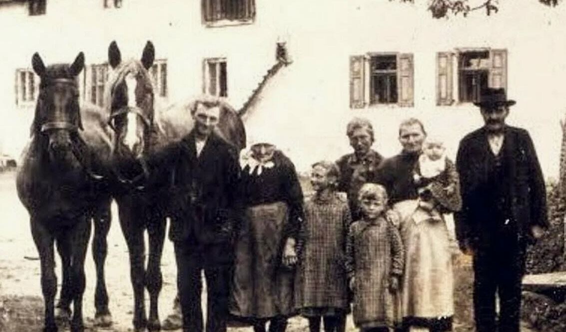 Семья Груберов с соседями