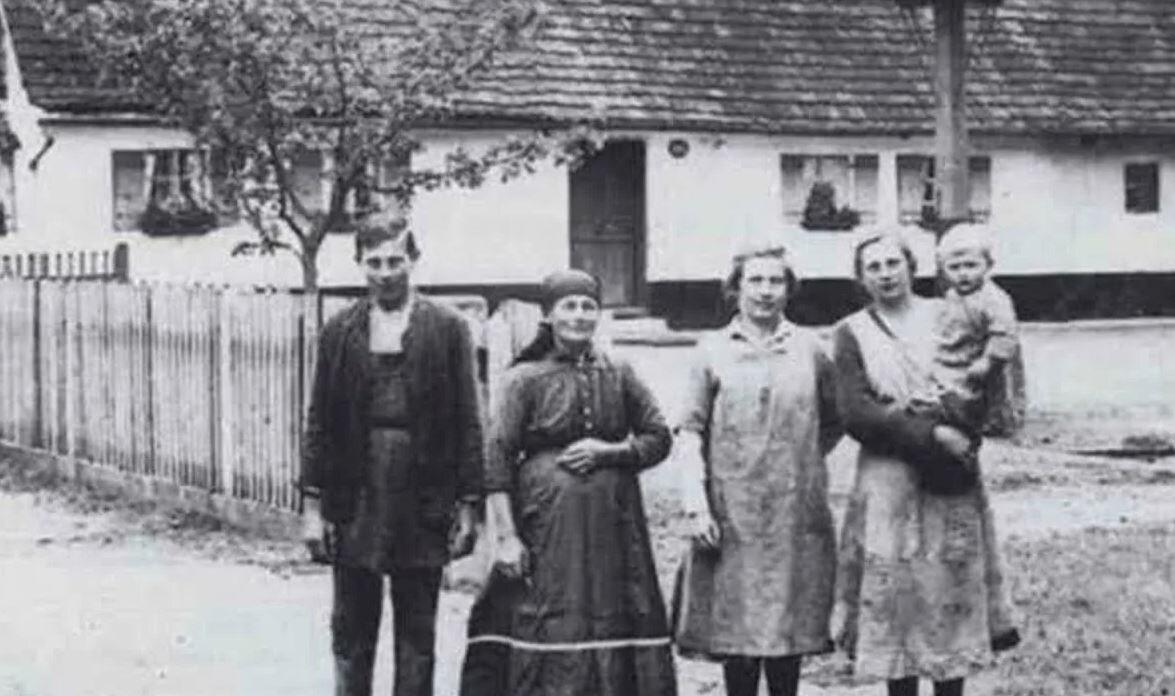 Андреас с женой, служанка и Виктория с младшим ребенком.