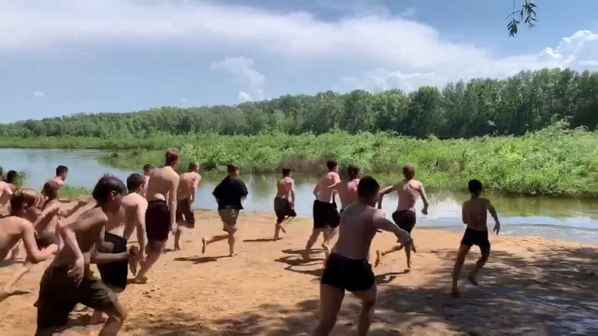    «Течение мгновенно сбивает с ног»: В Оренбурге группа детей и подростков толпой прыгнула в Урал