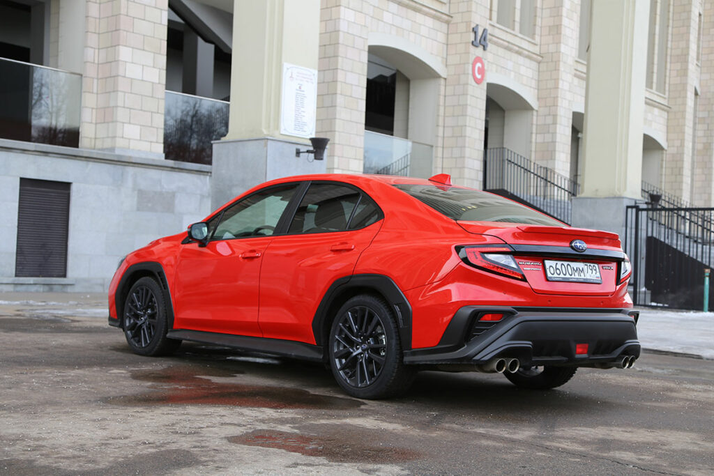 Задние фонари не полностью светодиодные. Противотуманка инсталлирована непосредственно в диффузор.