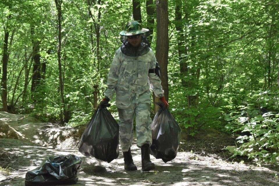    Субботник в парке "Юбилейном". Источник: t.me/park_iubileinyi