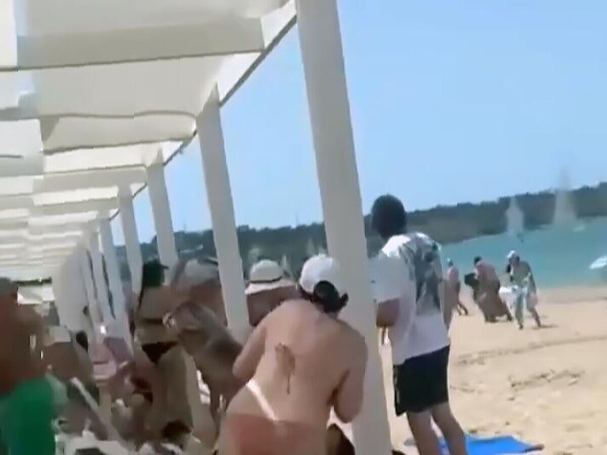    Момент удара ВСУ по пляжу в Севастополе. Кадр видео очевидца