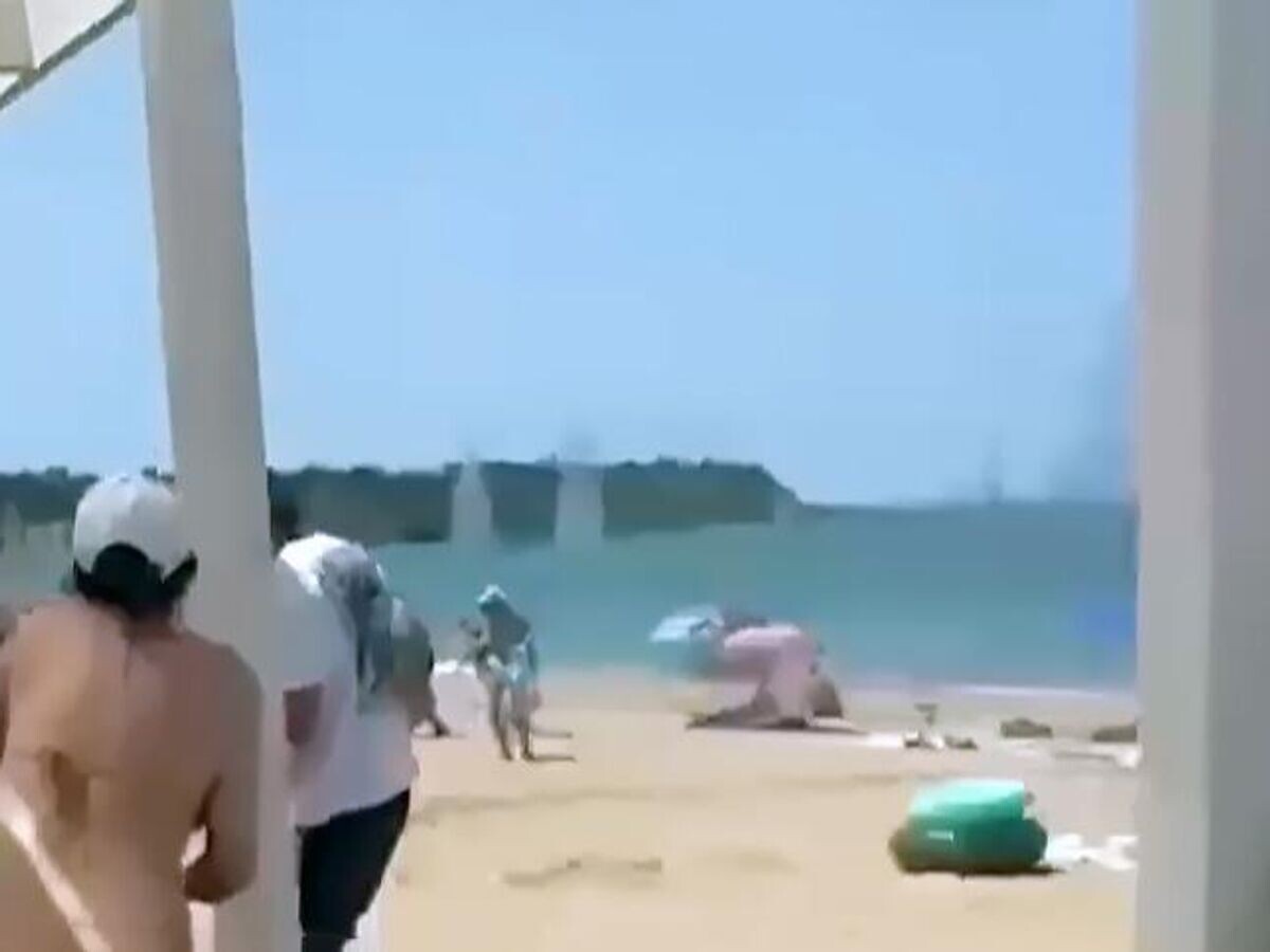    Момент удара ВСУ по пляжу в Севастополе. Кадр видео очевидца