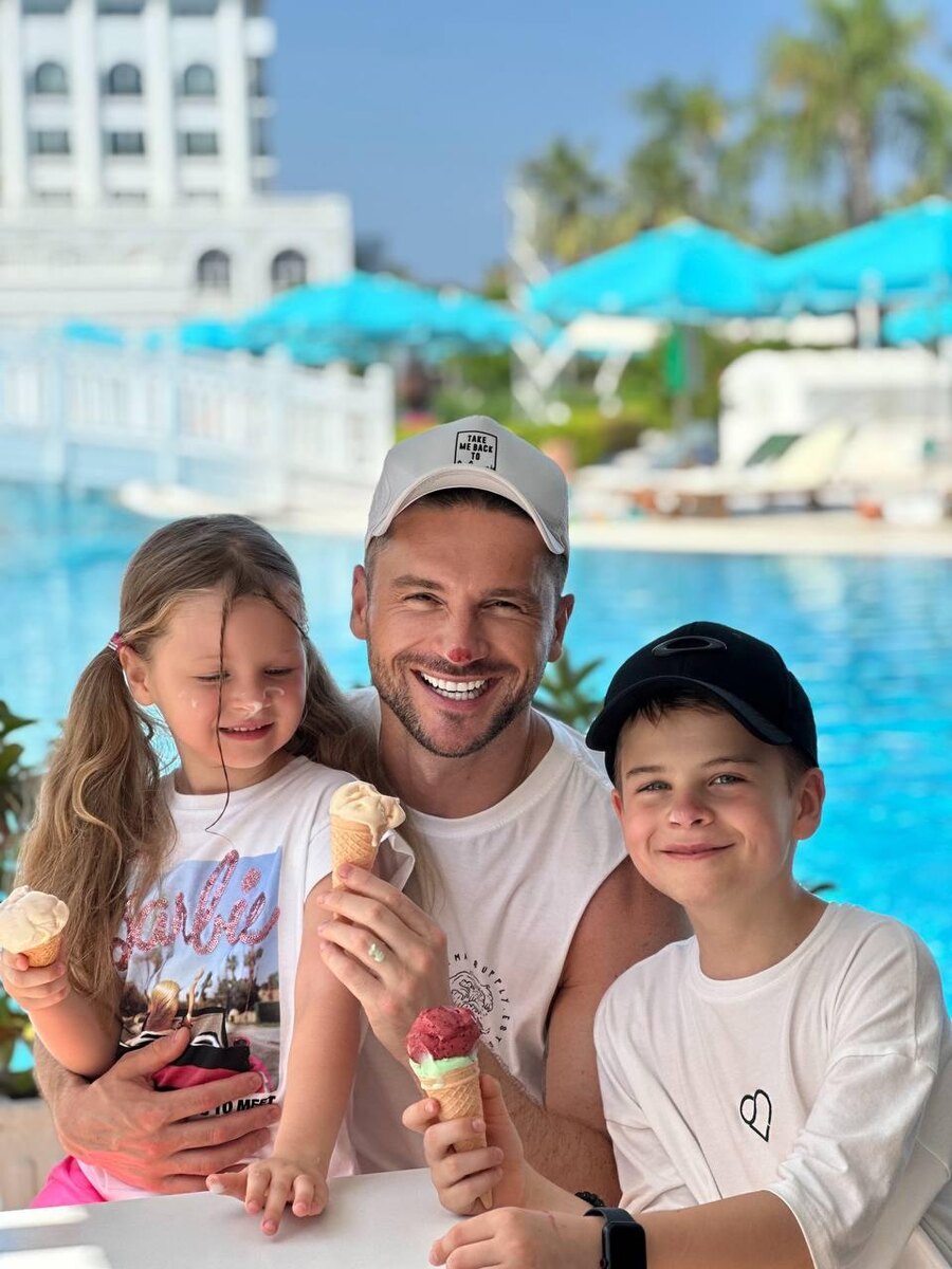    Сергей Лазарев с детьми