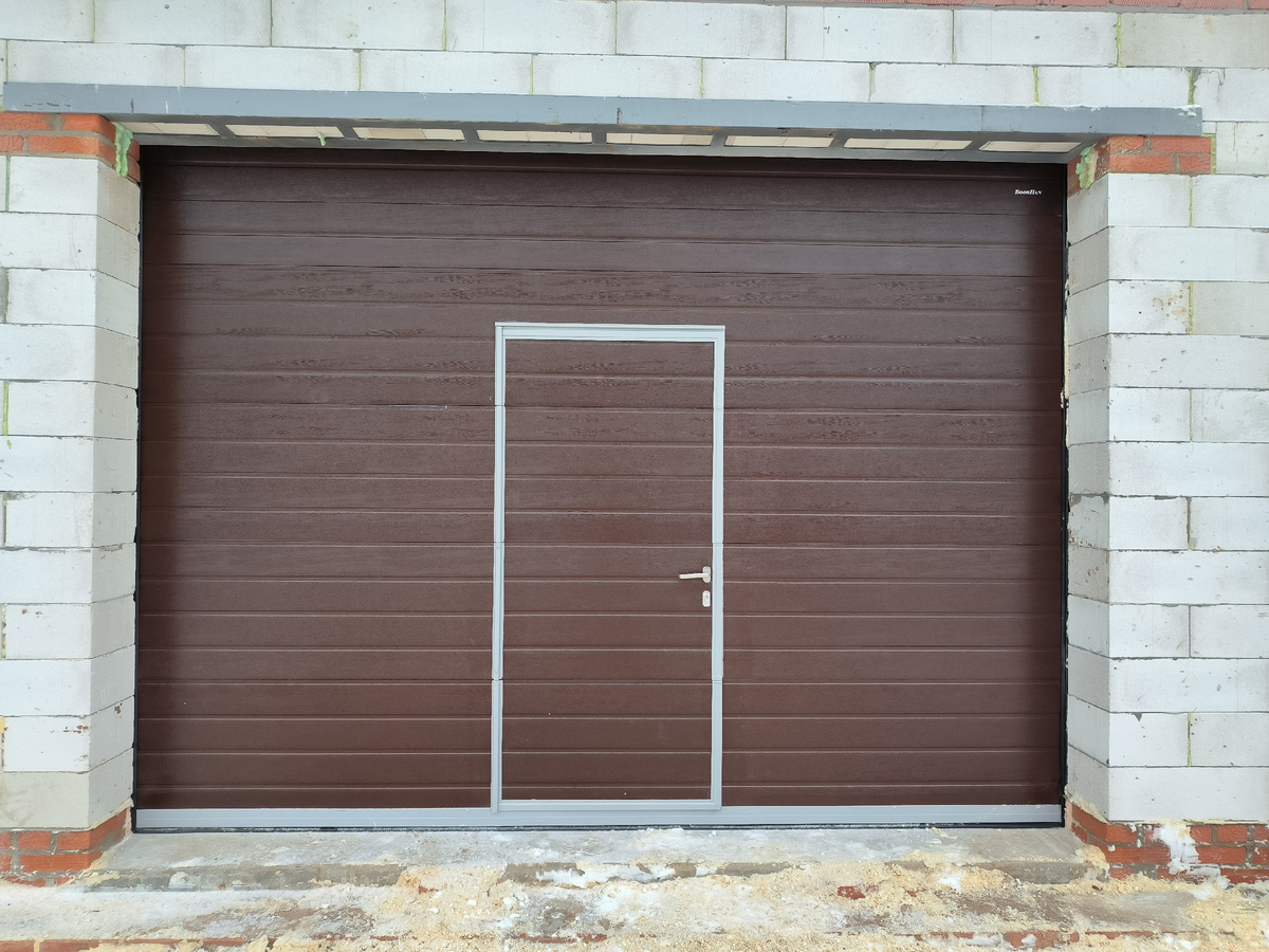 Наша работа. Гаражные секционные ворота с торсионным механизмом RSD02. Опция калитка по центру. г. Можга