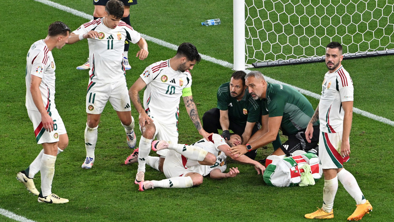    Медики оказывают помощь Барнабашу Варге. Reuters