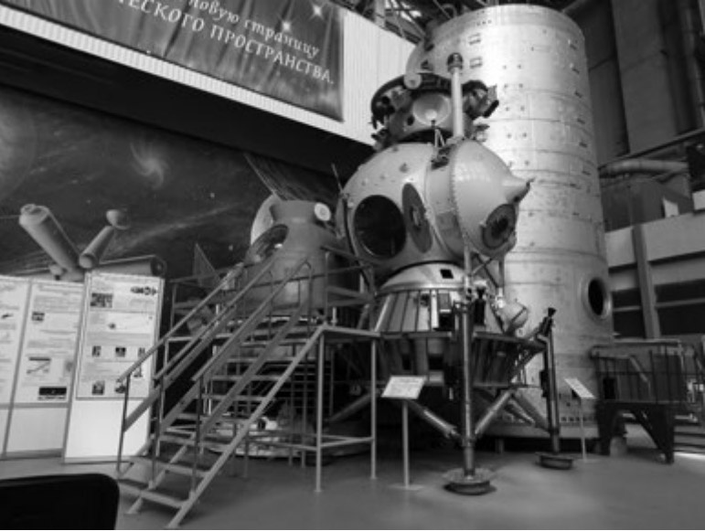 «Лунник», за ним слева – спускаемый аппарат 