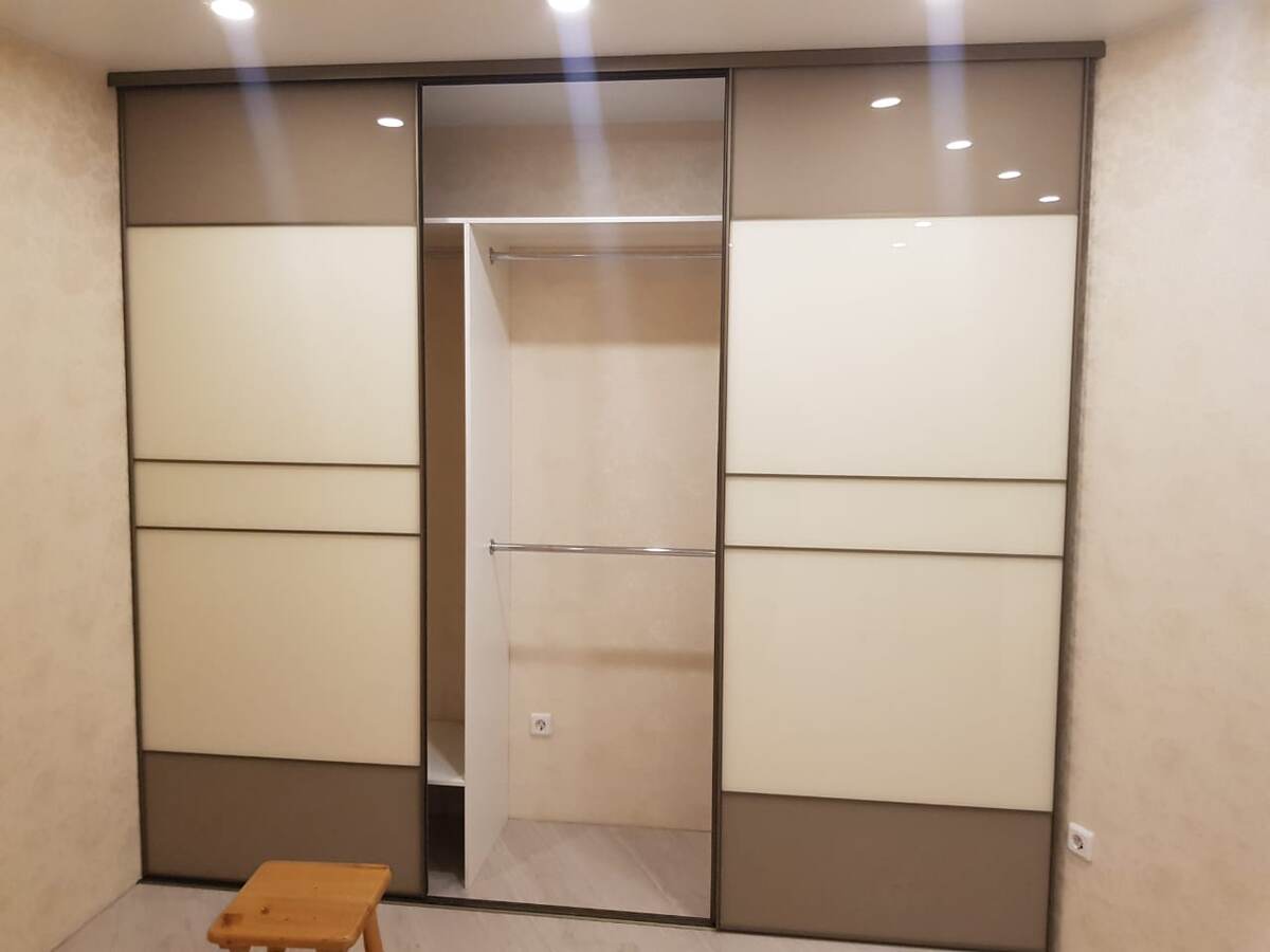 Шкаф-купе с дверьми из Lacobel, сделанный на заказ компанией LookingDoors